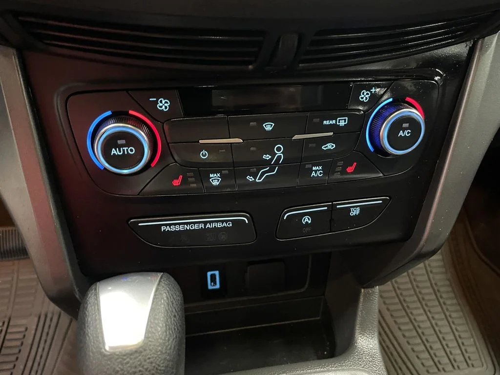 Used 2017 Shadow Black Ford SE image 8
