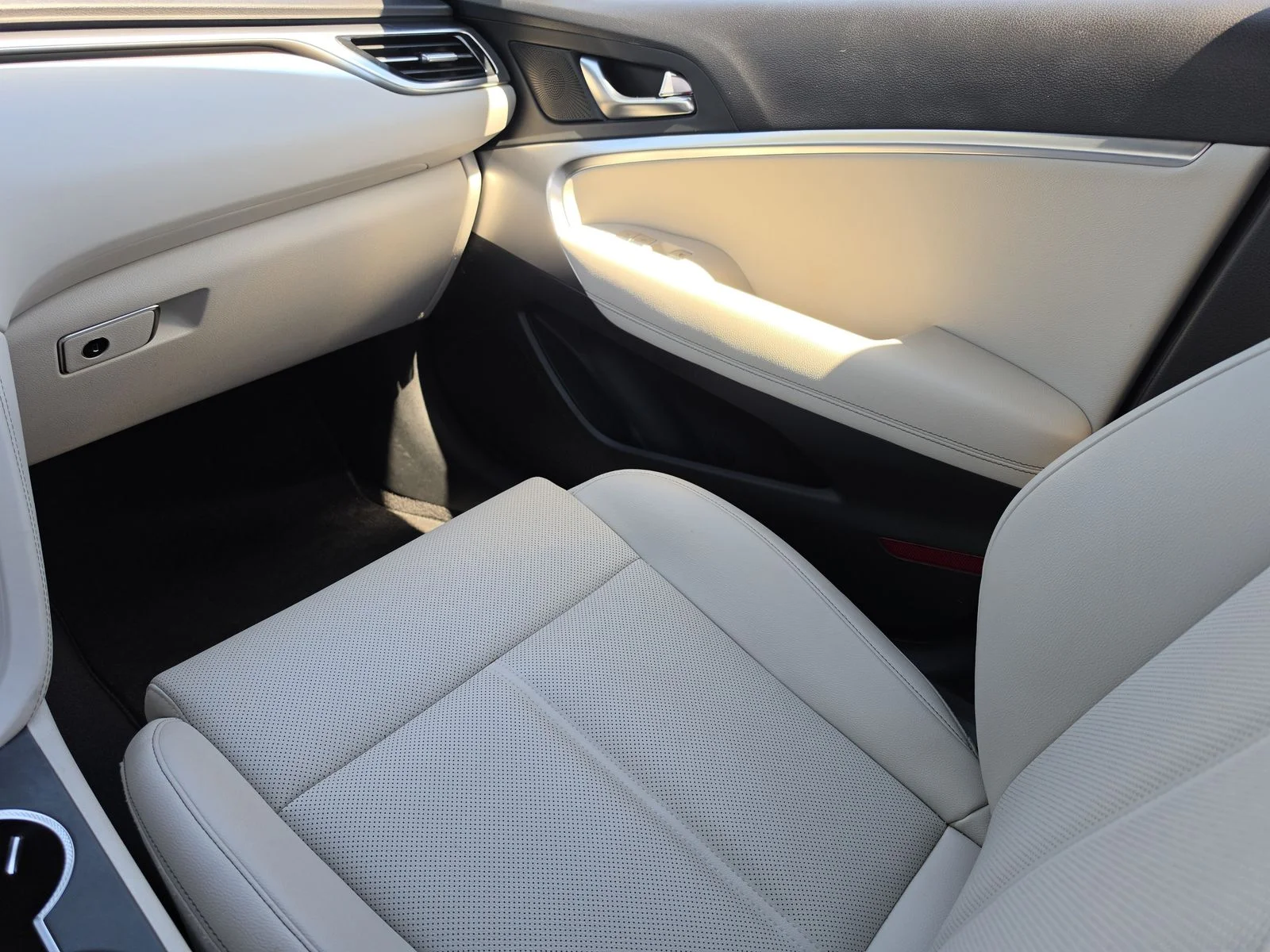 Used 2025 Gray Genesis 2.5T image 18