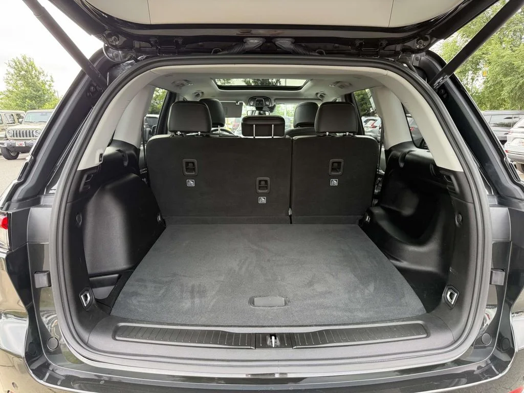 Used 2024  Jeep Limited image 34