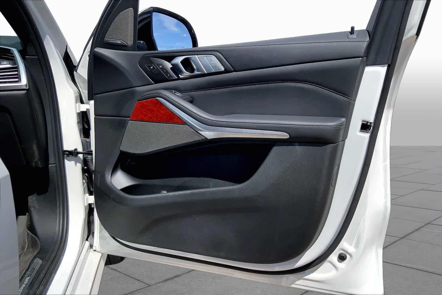Used 2022 Mineral White Metallic BMW ALPINA XB7 image 22