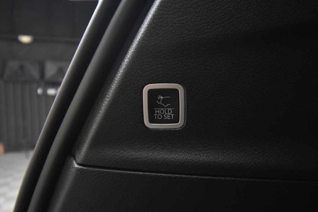 New 2027 Diamond Black Crystal Pearl-Coat Paint Chrysler Select image 37