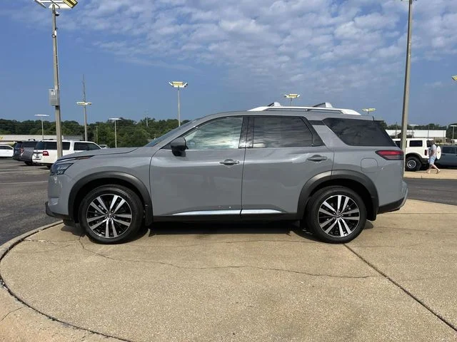 Used 2025 Gray Nissan Platinum image 6