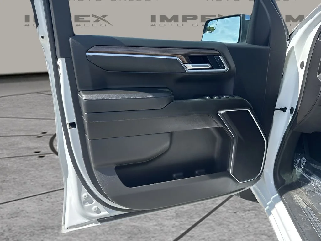 Used 2025 White Chevrolet LT image 25