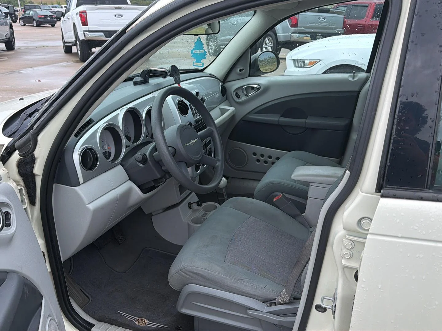 Used 2008 Cool Vanilla Chrysler  image 3