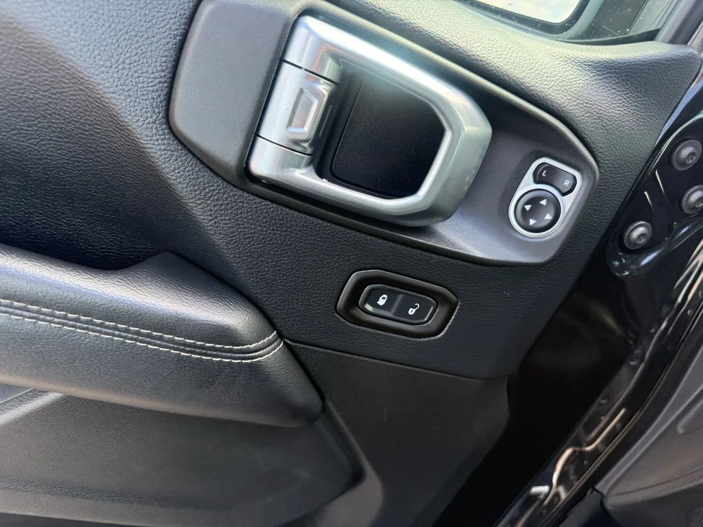 Used 2018 Black Jeep Unlimited Sahara image 6