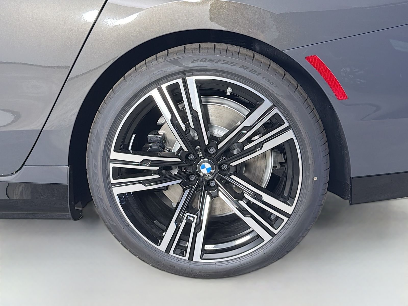 New 2026 Dravit Grey Metallic BMW xDrive60 image 32