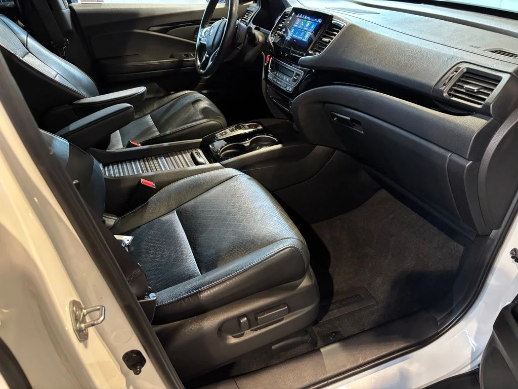 Used 2019 White Diamond Pearl Honda Touring image 9