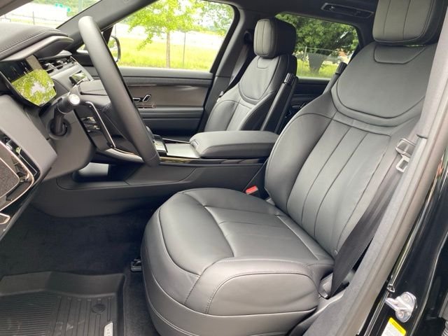 Used 2025 Black Land Rover Dynamic SE image 5