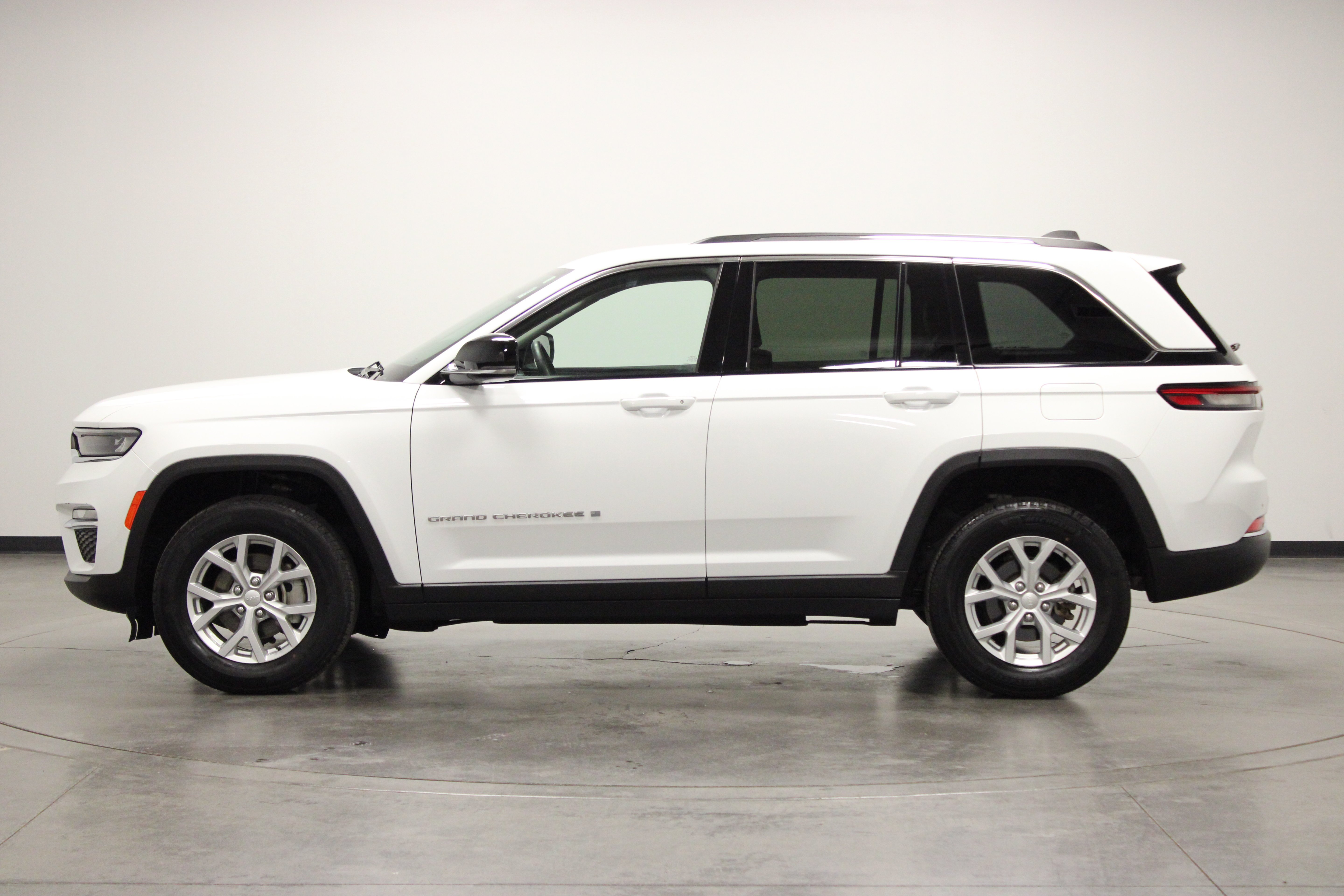 Used 2023 Bright White Clearcoat Jeep Limited image 5