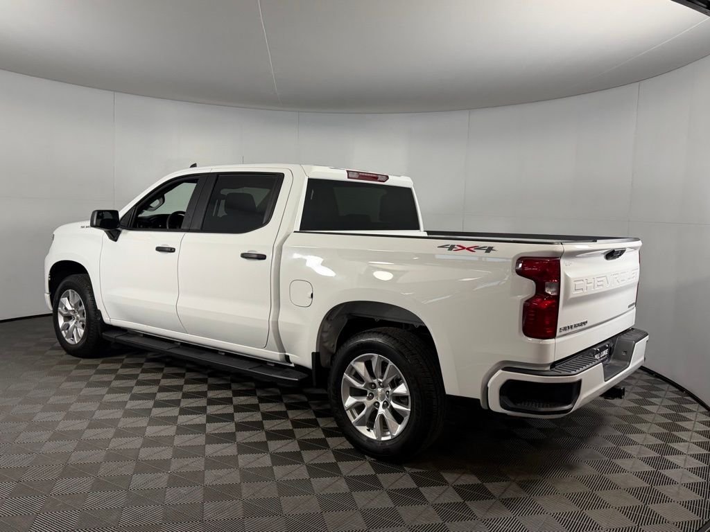 Used 2025 White Chevrolet Custom image 9
