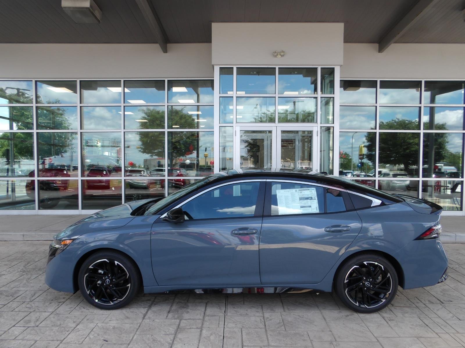 New 2026 Atlantic Gray Metallic / Super Black Two-tone Nissan SR image 4