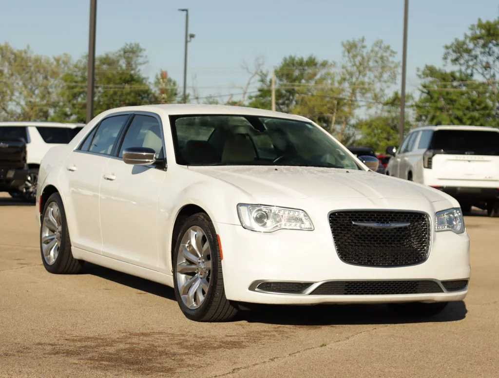 2018 Chrysler 300 Touring's photo