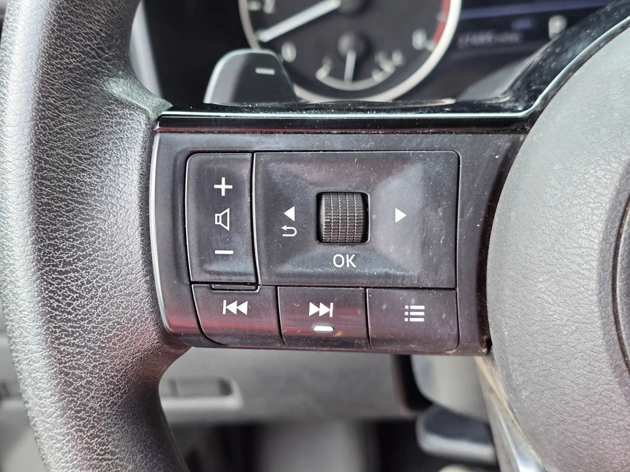 Used 2023 Gray Nissan SV Intelligent AWD image 18