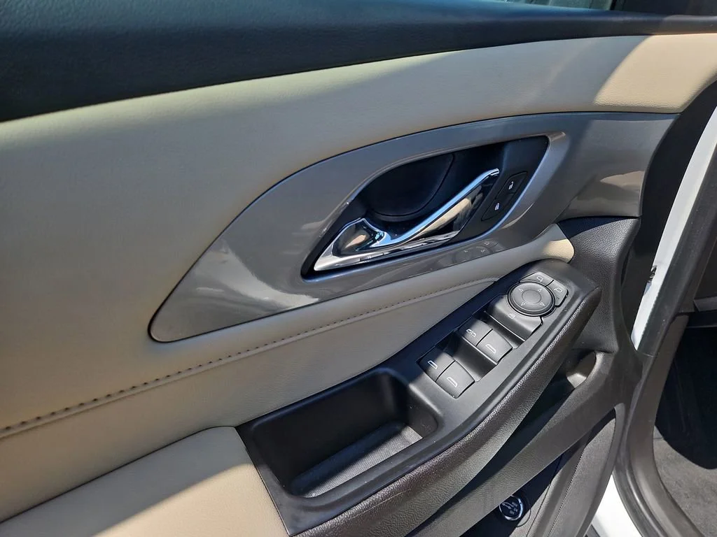 Used 2023 Summit White Chevrolet LT Cloth image 23