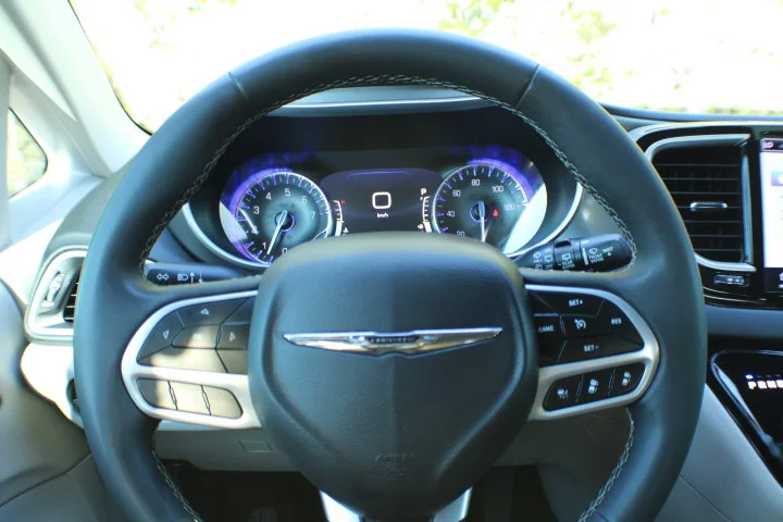 Used 2023 Brilliant Black Crystal Pearlcoat Chrysler Touring L image 9