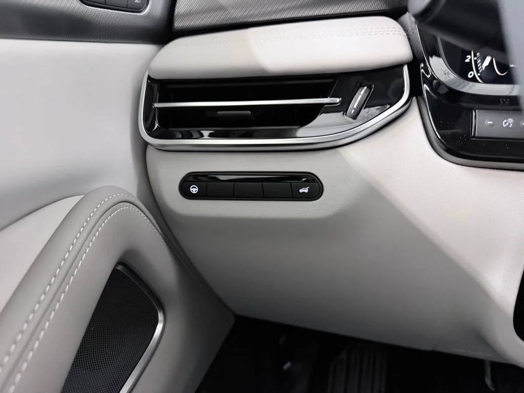 New 2027 RADIANT WHITE INFINITI Luxe FWD image 14