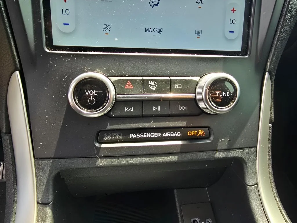 Used 2022 Iconic Silver Metallic Ford SE image 18