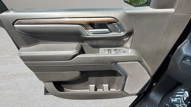 Used 2025 Black Chevrolet LT image 17
