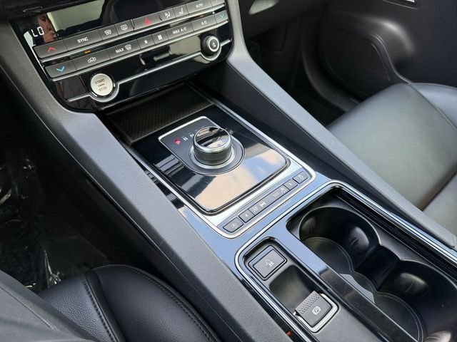 Used 2020  Jaguar 25t Premium image 24