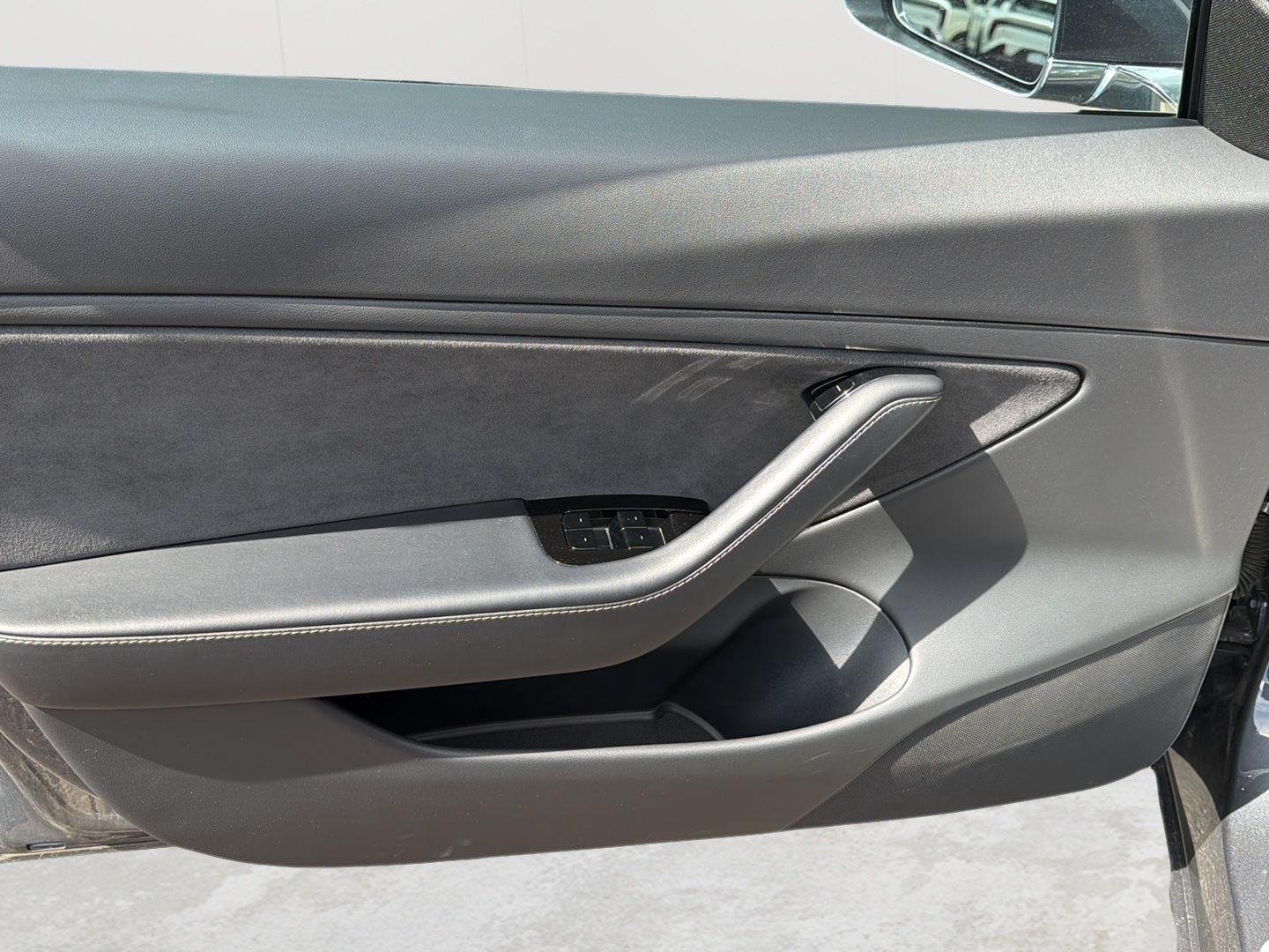 Used 2018  Tesla Long Range Battery image 13