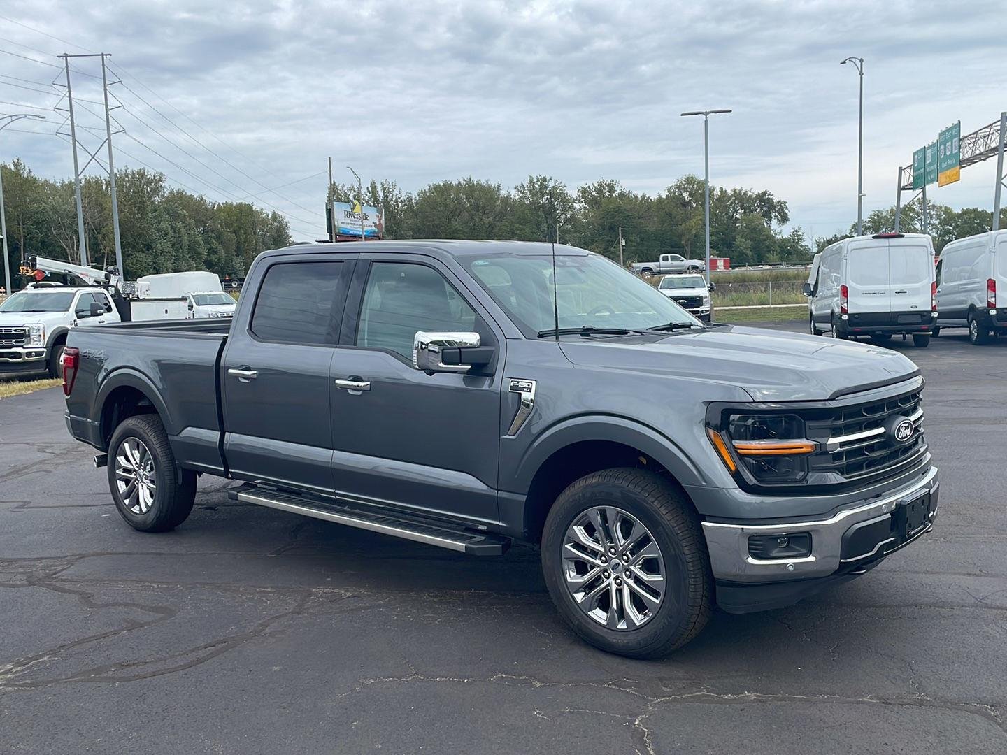New 2026 Carbonized Gray Metallic Ford XLT image 7