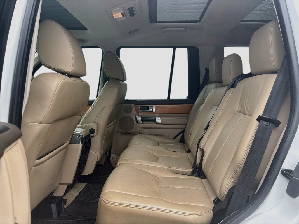 Used 2012 White Land Rover V8 image 17