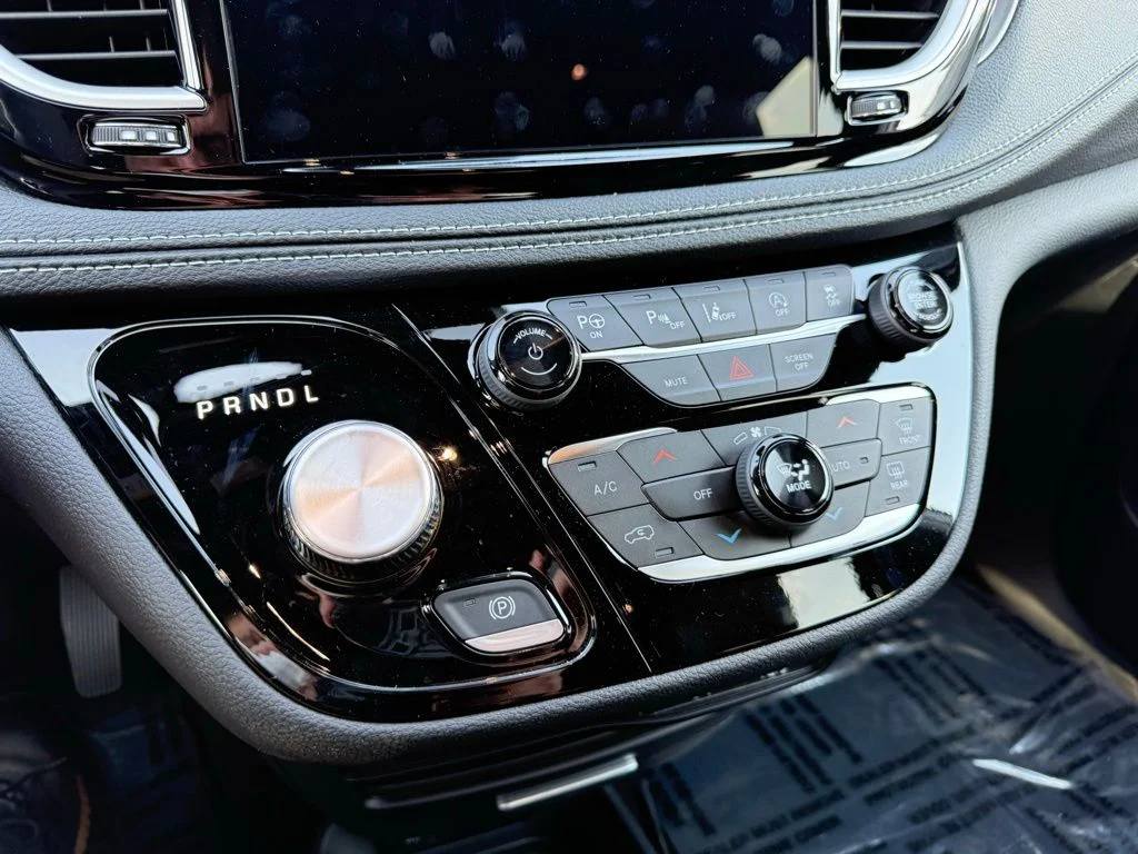 2025 Chrysler Pacifica Select - Photo 30