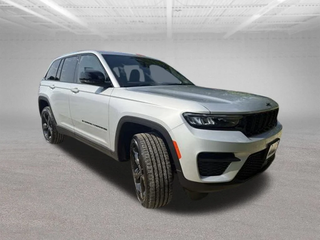 New 2025 Silver Zynith Exterior Paint Jeep Altitude X image 3