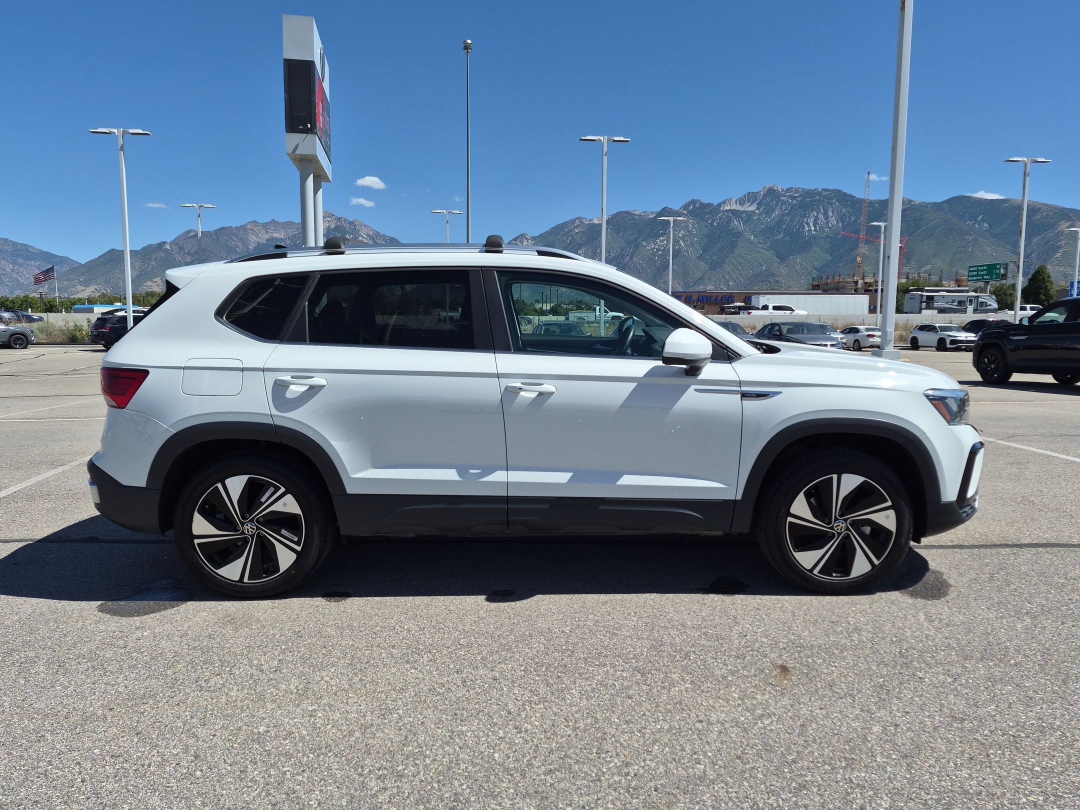 Used 2024 White Volkswagen SE image 2