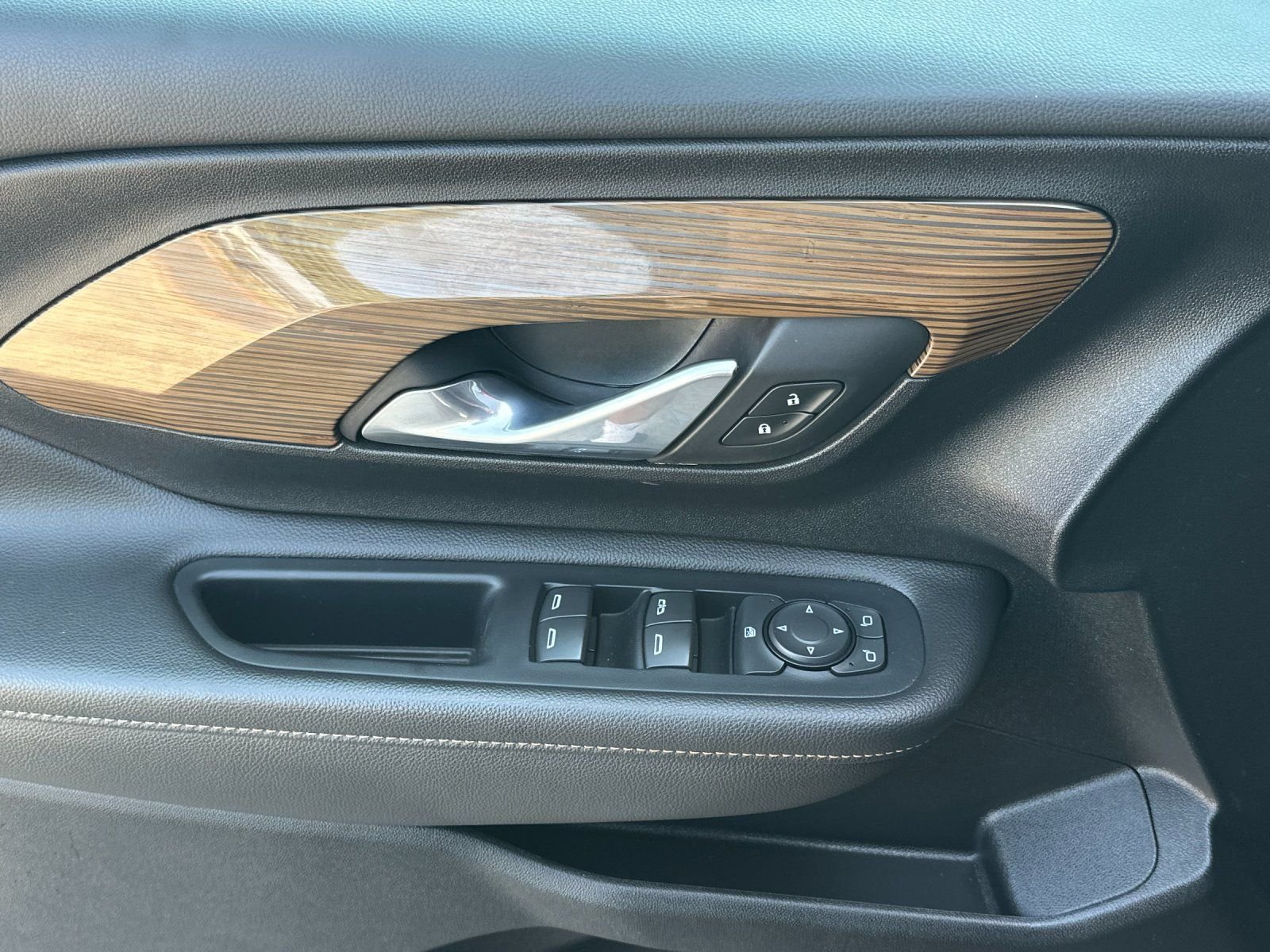 Used 2020 Graphite Gray Metallic GMC SLE image 10