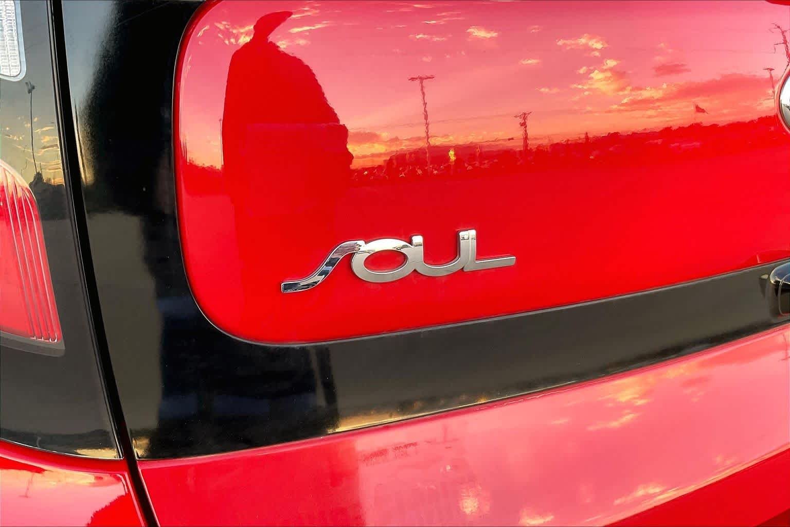 Used 2018 Inferno Red w/Black Roof Kia + image 27