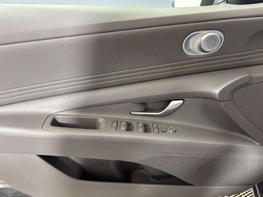 Used 2025 Gray Hyundai SEL Convenience image 18