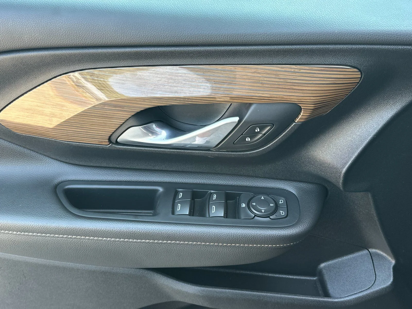 Used 2020 Graphite Gray Metallic GMC SLE image 10