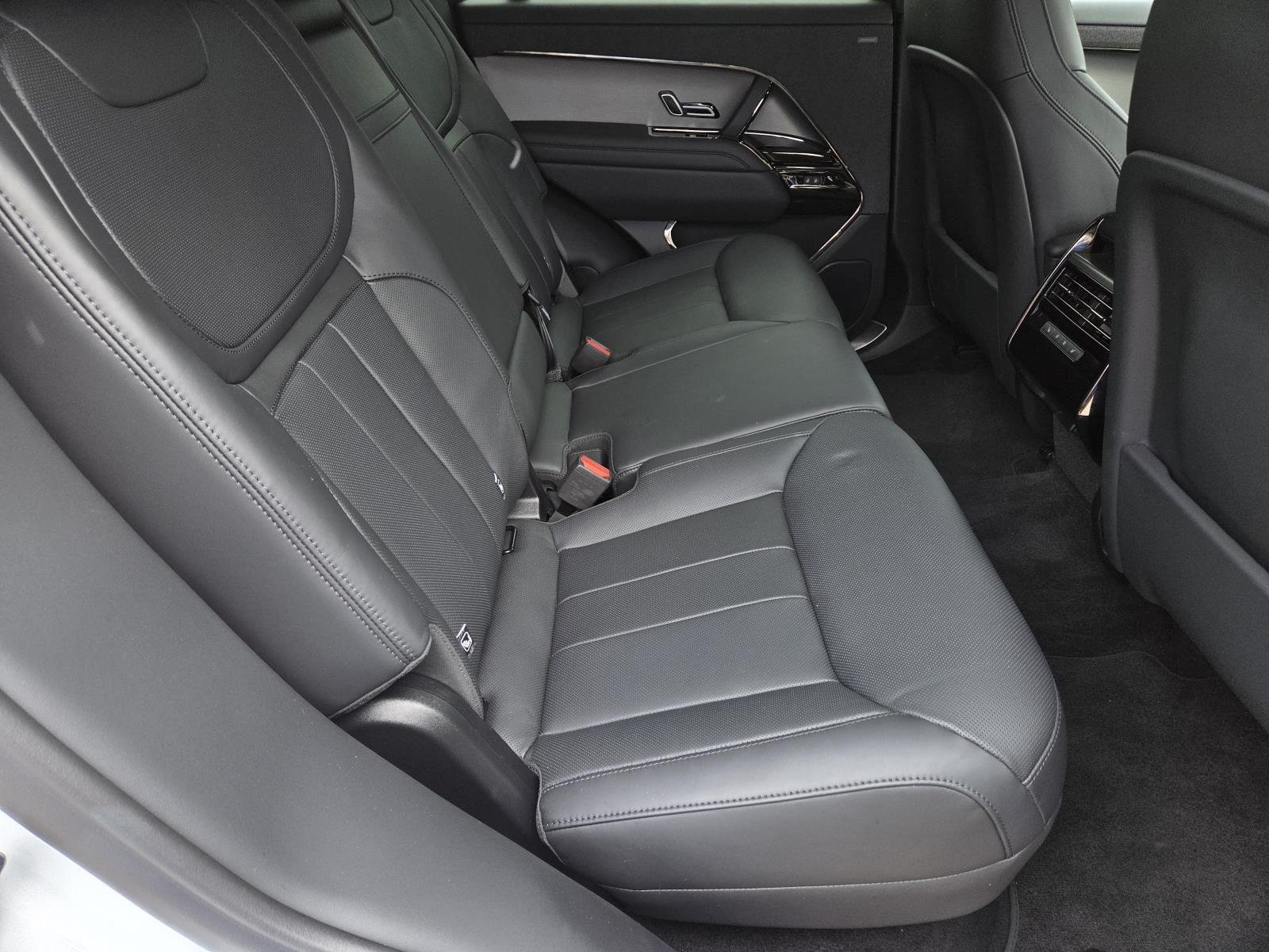 Used 2025 Fuji White Land Rover SE image 38