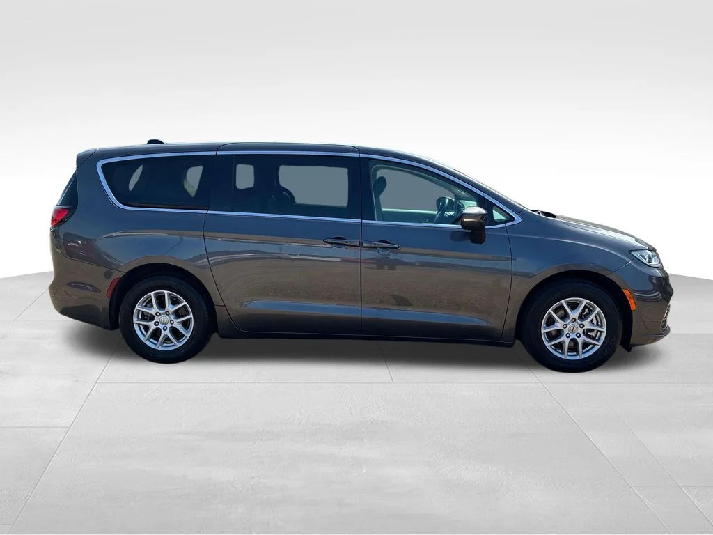 Used 2023 Gray Chrysler Touring L image 7