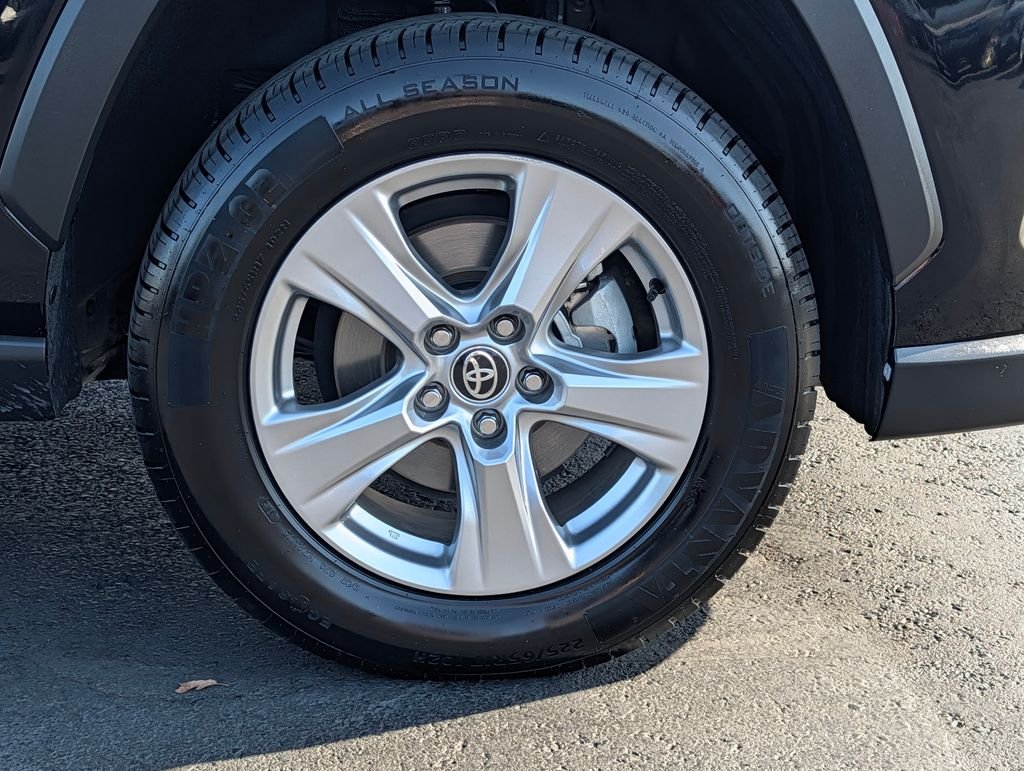 2024 Toyota RAV4 XLE - Photo 8