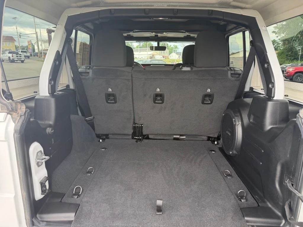 Certified Used 2022 White Jeep Unlimited Rubicon image 11