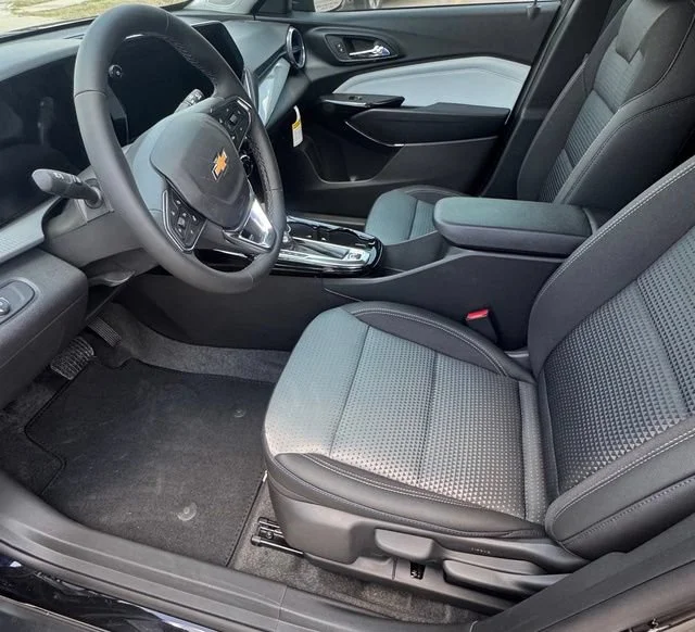 New 2026 Mosaic Black Metallic Chevrolet LT image 6