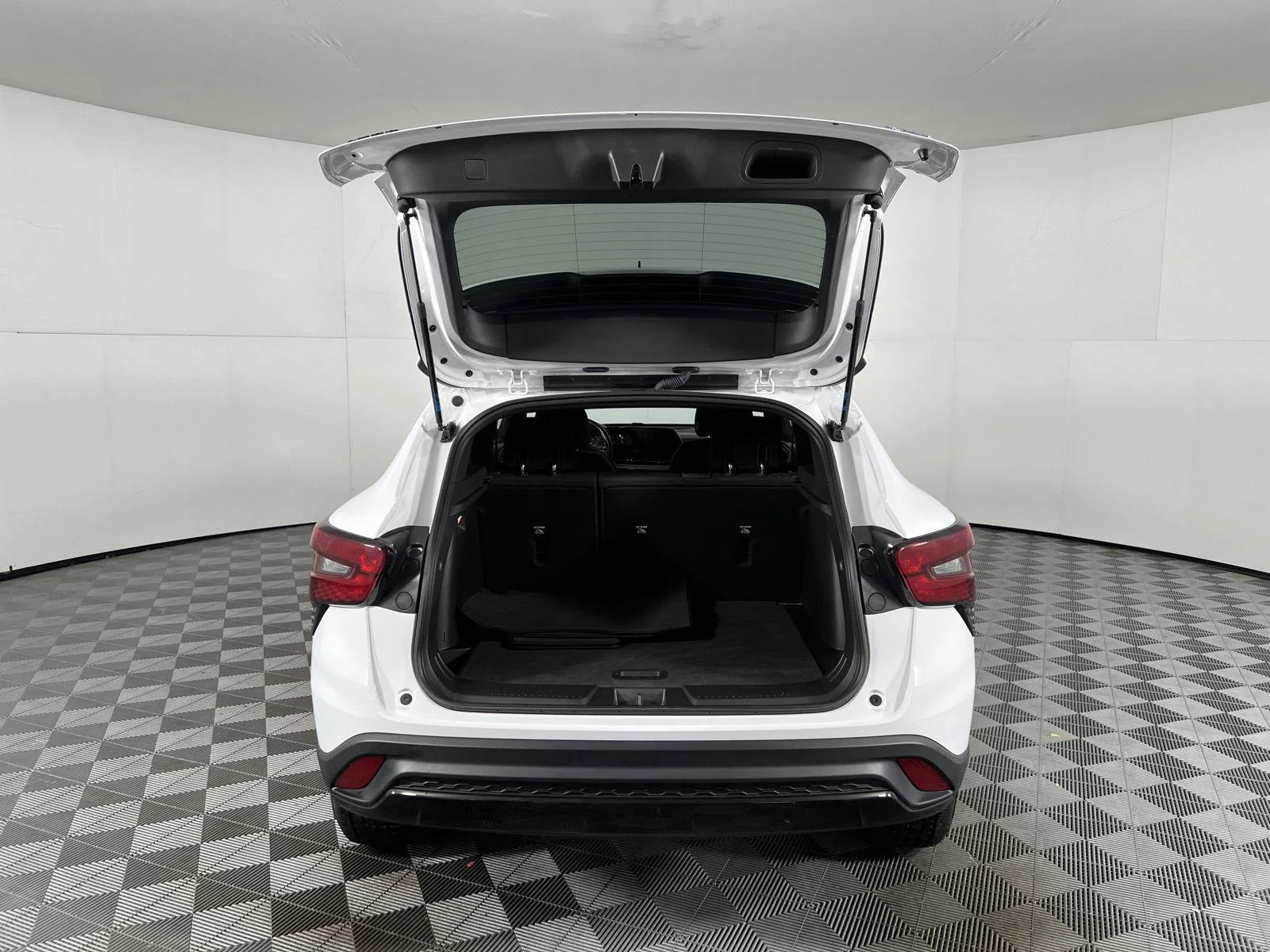 Used 2024 Summit White Chevrolet 1RS image 22