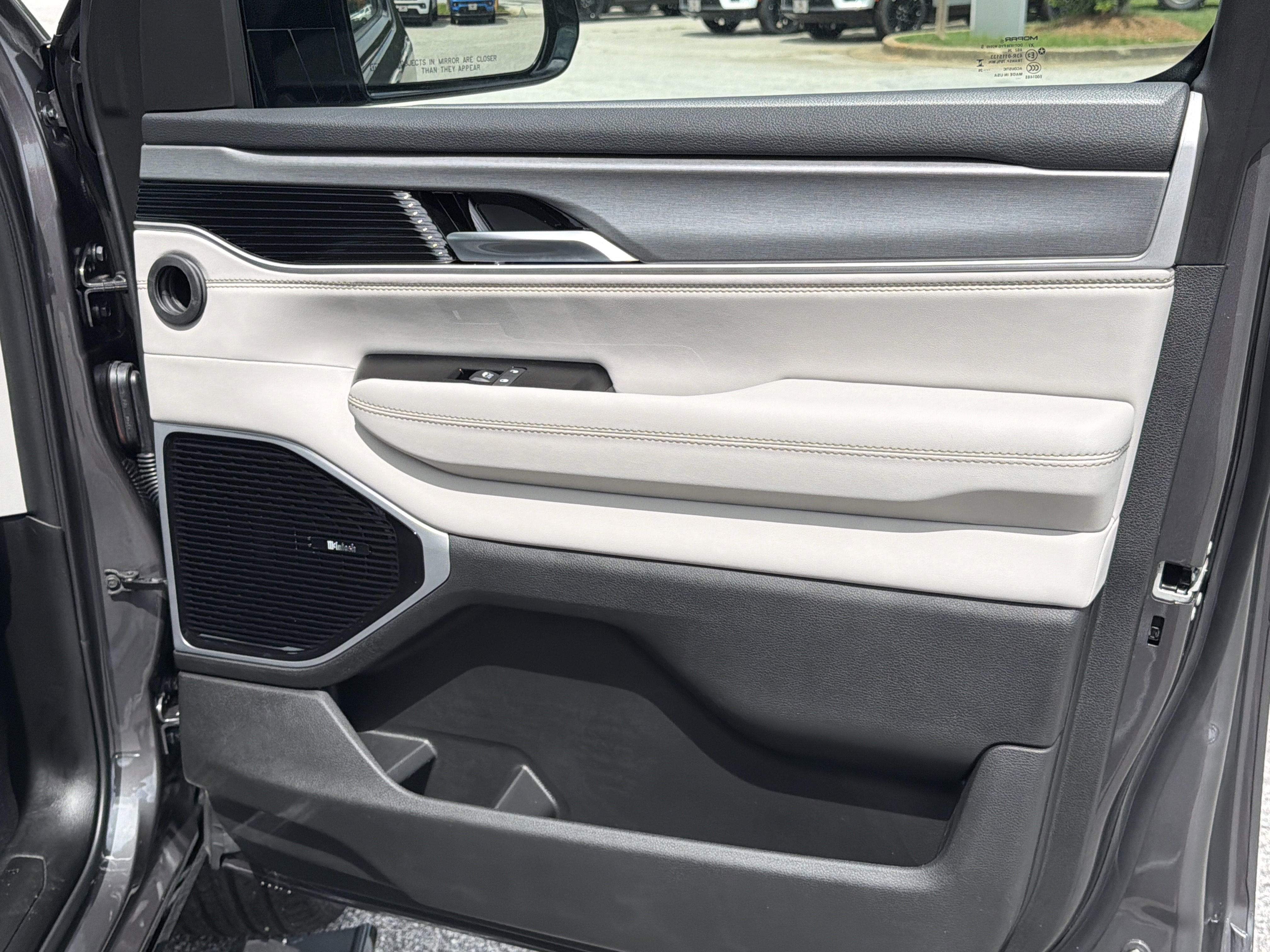 New 2026 Baltic-Gray Metallic Clear-Coat Exterior Paint Jeep Limited Reserve image 15