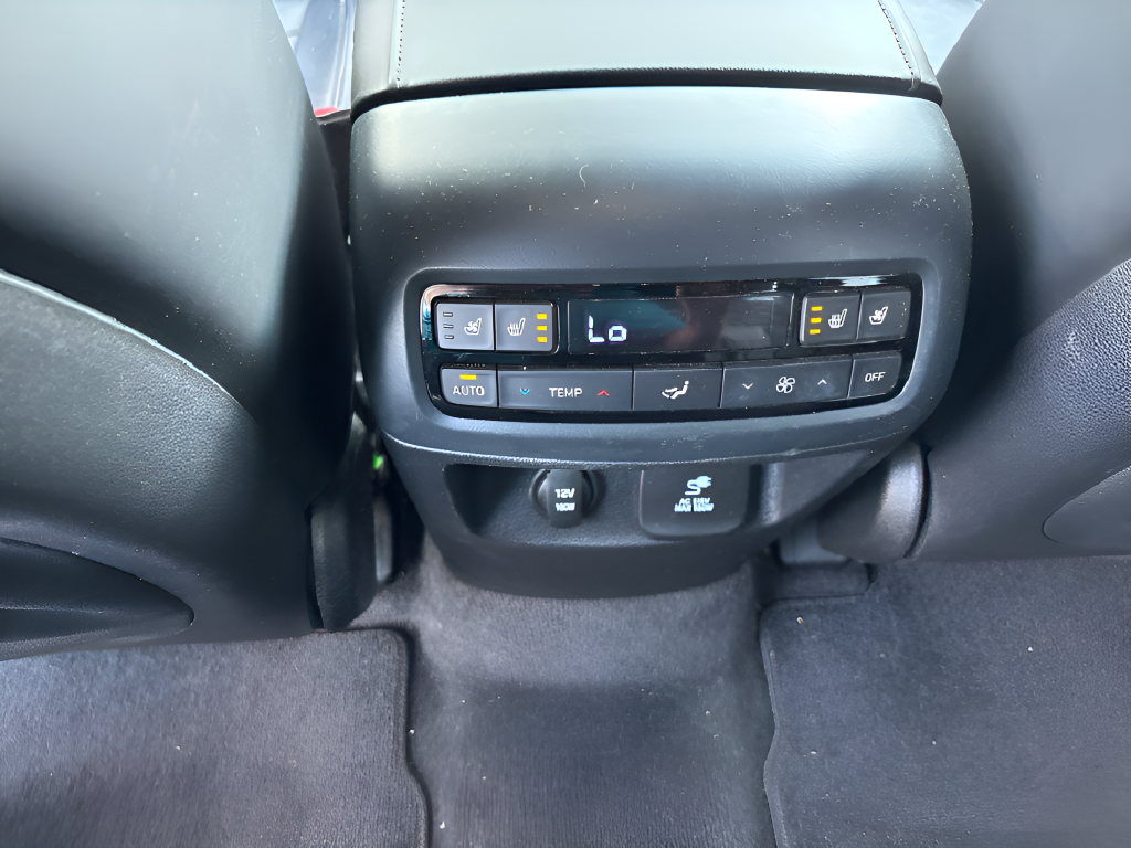 Used 2023 White GMC Denali image 22