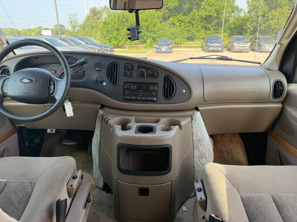 Used 2004 Oxford White Clearcoat Ford Recreational image 11