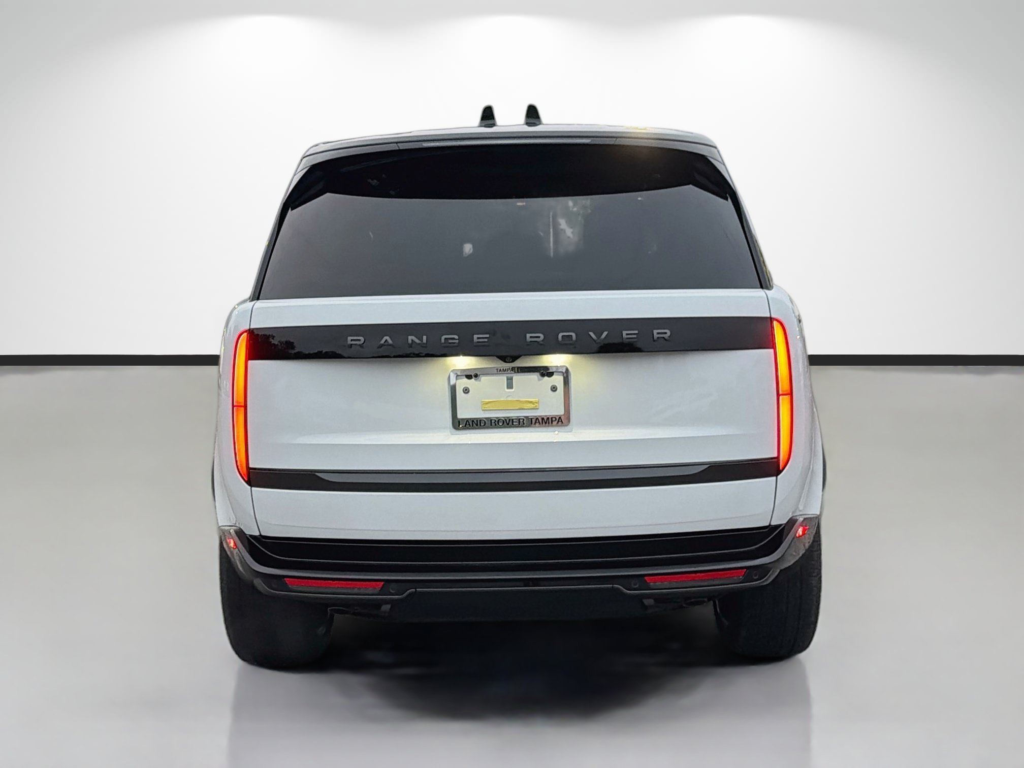 New 2027 Fuji White LAND ROVER  image 4