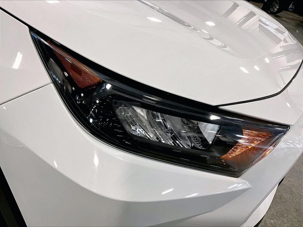 Used 2020 White Toyota LE image 33