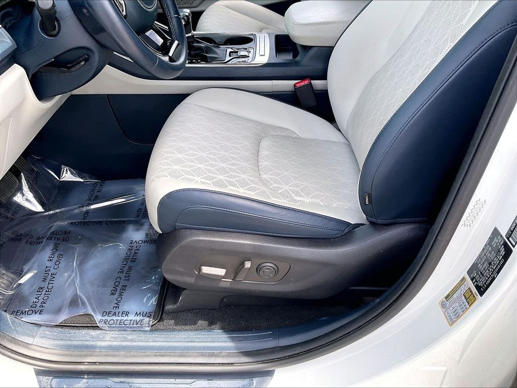 Used 2025 Snow White Pearl Kia EX image 33