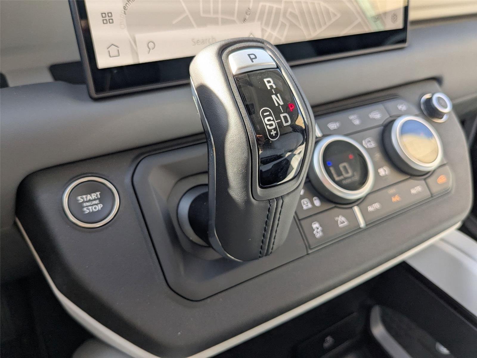 Used 2025 Fuji White Land Rover X-Dynamic SE image 24