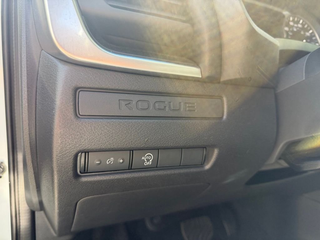Used 2025 White Nissan S image 16