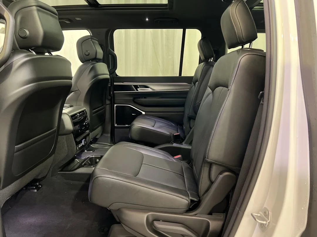 New 2026 Bright White Clear-Coat Exterior Paint Jeep Limited Altitude image 19