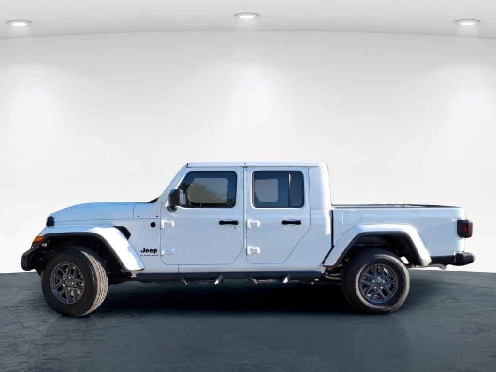 Used 2025 White Jeep Sport S image 14