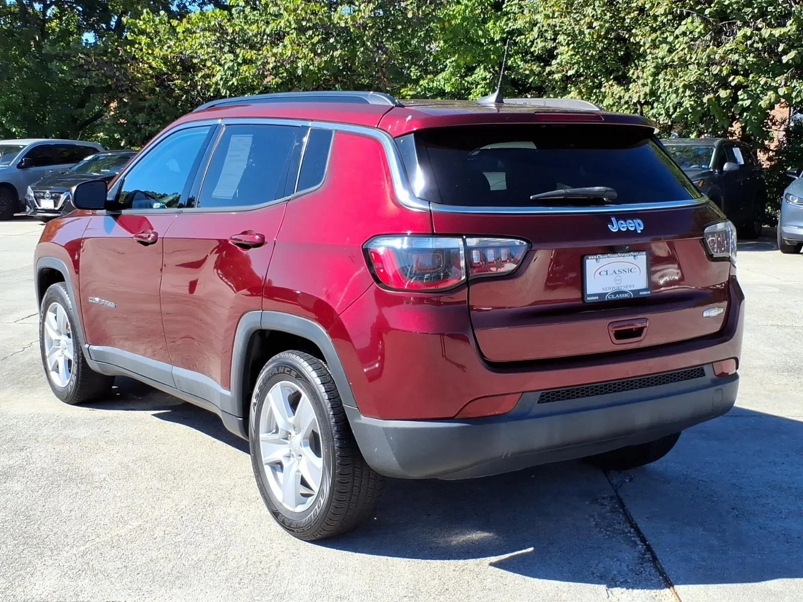 Used 2022 Velvet Red Pearlcoat Jeep Latitude image 9